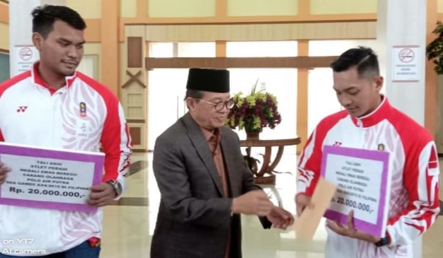 Gubernur Jambi Fachrori Umar saat menyerahkan tali asih kepada Atlet Jambi berprestasi di kancah internasional. Foto: Bahara Jati