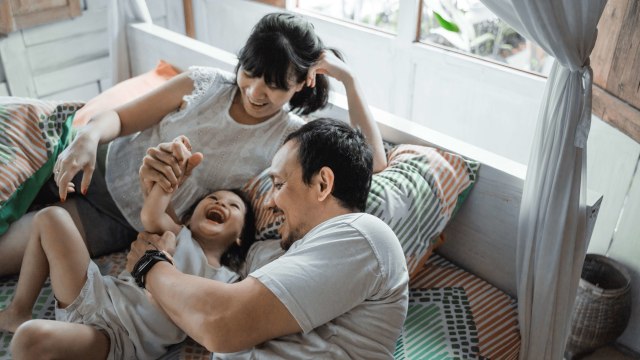 5 Alasan Sering Menggelitik Anak Bisa Berbahaya. Foto: Shutter Stock