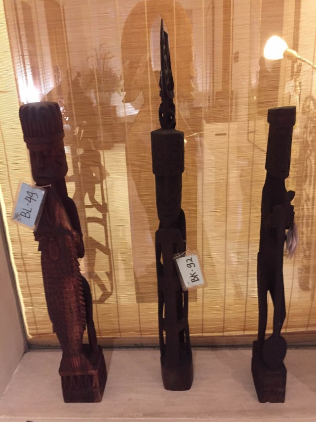 Karya seni patung pahat Suku Kamoro yang dijual di pameran. Foto: Gitario Vista Inasis/kumparan