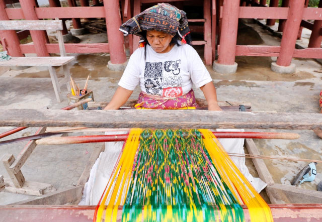 Penenun di Desa Wisata Meat, Sumatera Utara. Foto: Dok. Erwin Gumilar