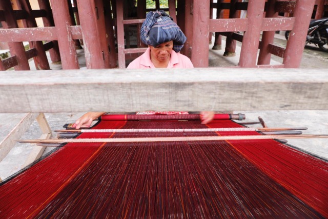 Penenun di Desa Wisata Meat, Sumatera Utara. Foto: Dok. Erwin Gumilar