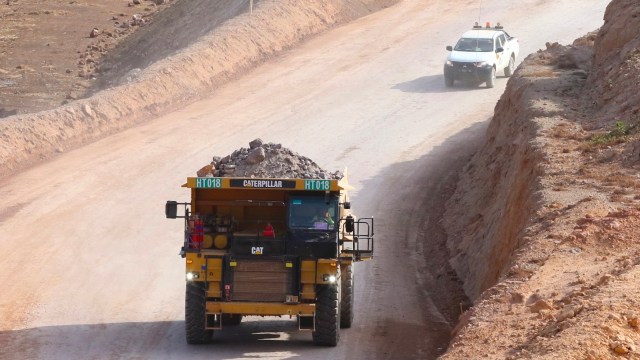 Alat berat mengangkut ore hasil pertambangan di Tambang Emas PT Bumi Suksesindo (BSI) Gunung Tumpang Pitu, Pesanggaran, Banyuwangi, Jawa Timur, Kamis (5/12). Foto: ANTARA FOTO/Budi Candra Setya