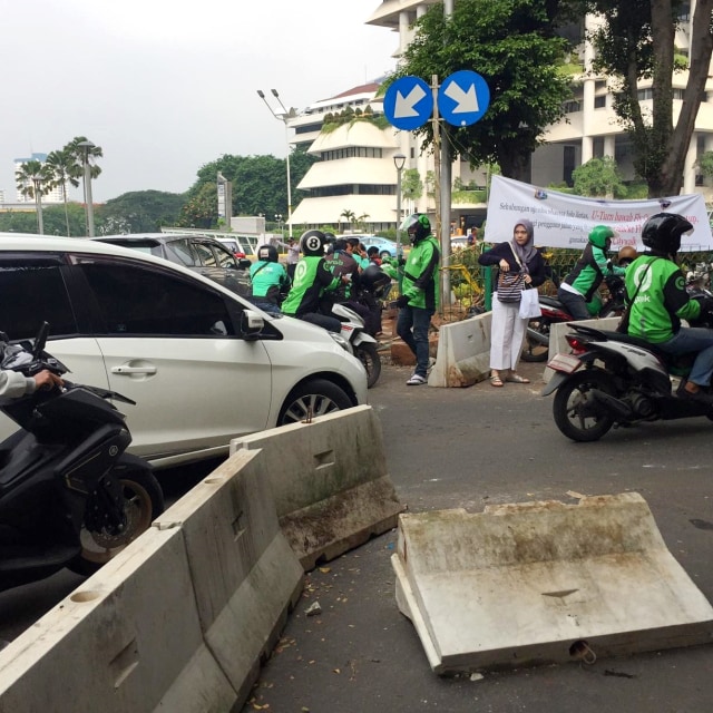 Pengendara melewati putaran di bawah fly over Jalan dr Satrio yang ditutup, Jumat (6/12). Foto: Muhammad Darisman/kumparan