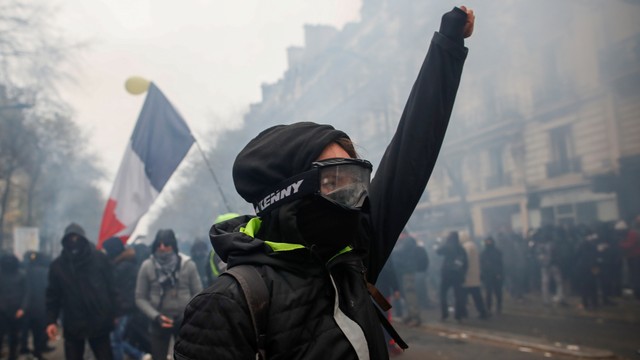 Aksi demo di Prancis. Foto: REUTERS/Christian Hartmann
