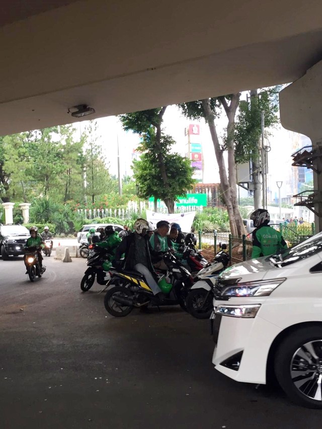 Sejumlah pengemudi ojek online mangkal di putaran Fly Over Jalan dr Satrio, Jumat (6/12). Foto: Muhammad Darisman/kumparan