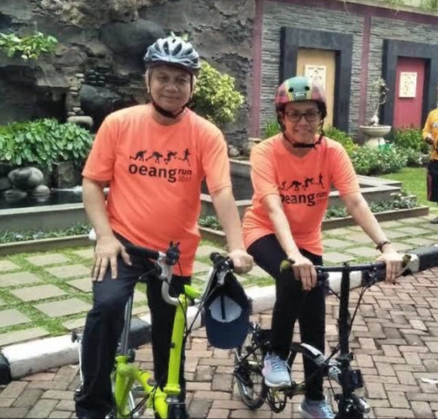 Menteri Keuangan Sri Mulyani saat bersepeda bersama suaminya. Foto: Dok. Istimewa