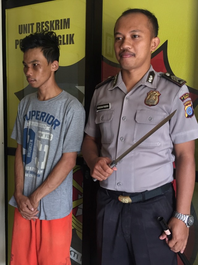 Polisi menunjukkan senjata yang dibawa ND. Foto: Arfiansyah Panji Purnandaru/kumparan