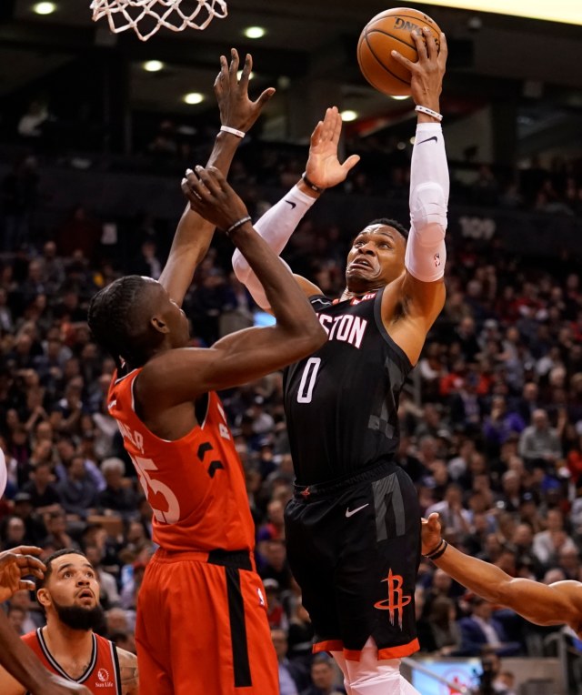 Russell Westbrook berupaya melakukan layup. Foto: USA Today/Reuters/John E. Sokolowski