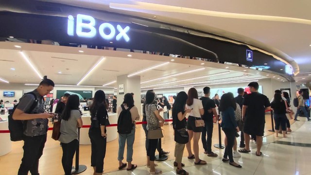 Penjualan pertama iPhone 11 di iBox Foto: Aulia Rahman Nugraha/kumparan