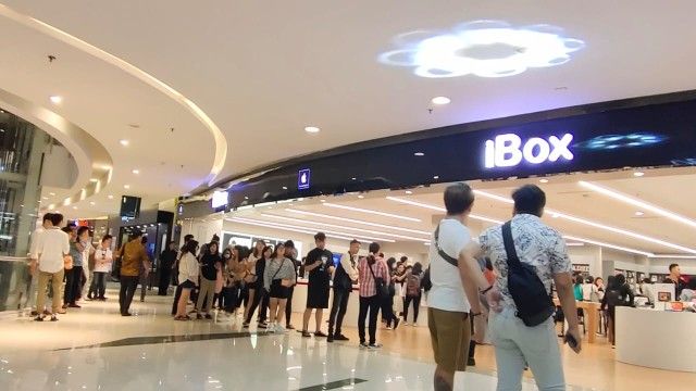 Penjualan pertama iPhone 11 di iBox Foto: Aulia Rahman Nugraha/kumparan