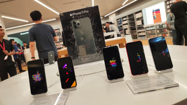 Penjualan iPhone 11 di iBox. Foto: Aulia Rahman Nugraha/kumparan