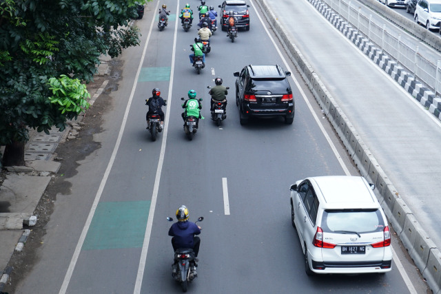Pemotor dan pengendara mobimelintasi jalur sepeda di kawasan Warung Buncit - Mampang Prapatan Raya, Jakarta Selatan, Jumat (6/12/2019). Foto: Jamal Ramadhan/kumparan