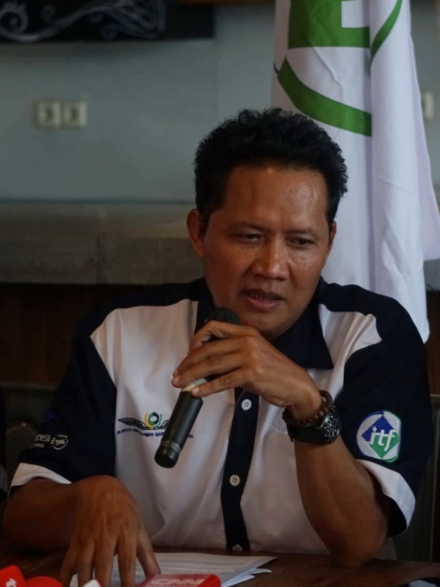 Serikat pekerja Ikatan Awak Kabin Garuda Indonesia (IKAGI) Zaenal Muttaqin melakukan konfrensi Pres terkait pemberhentian Direktur Utama Garuda Indonesia. Foto: IRfan Adi Saputra/kumparan 