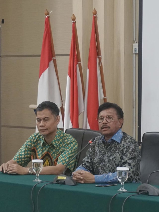 Menkominfo Johnny G Plate saat melakukan konpers terkait pemberhentian Helmy Yahya sebagai Dirut TVRI. Foto: Iqbal Firdaus/kumparan