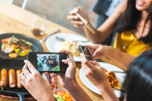 Ilustrasi milenial nongkrong di kafe. Foto: Shutter Stock