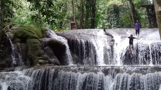 Keindahan Air Terjun Salodik di Luwuk, Kabupaten Banggai, Sulawesi Tengah. Foto: Emhy Rumayar/PaluPoso