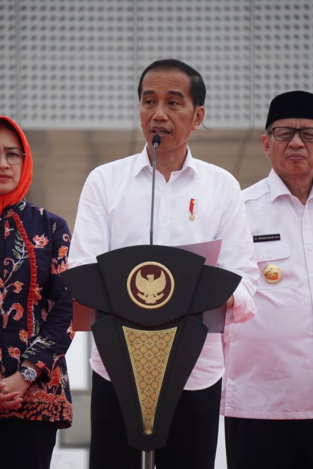Presiden Joko Widodo (tengah) meresmikan ruas Tol Jorr 2 Kunciran - Serpong di Gerbang Tol Parigi, Tangerang.  Foto: Irfan Adi Saputra/kumparan 