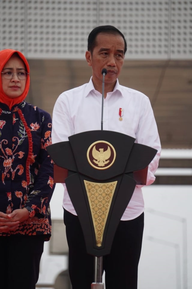 Presiden Joko Widodo (kanan) saat meresmikan ruas Tol Jorr 2 Kunciran - Serpong di Gerbang Tol Parigi, Tangerang.  Foto: Irfan Adi Saputra/kumparan 