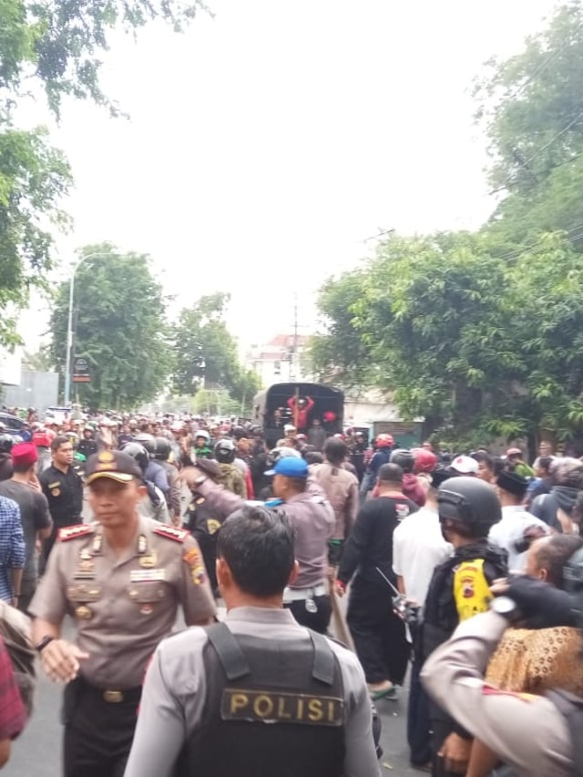 Sejumlah ormas Islam di Solo terlibat bentrok buntut kasus Gus Muwafiq. Foto: kumparan