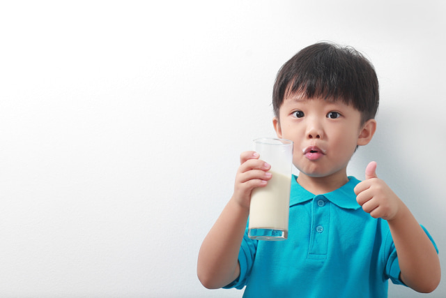 com-Ilustrasi anak minum susu. Foto: Shutterstock
