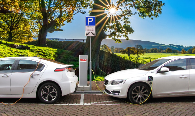 Ilustrasi kendaraan elektrik/hybrid | Joenomias - Menno de Jong: pixabay.com