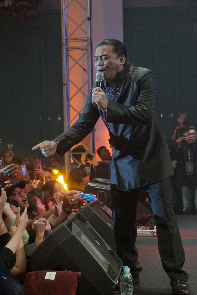 Penampilan Didi Kempot dalam konser The Lord Of Loro Ati di The Pallas, SCBD, Jakarta Selatan. Foto: Fanny Kusumawardhani/kumparan