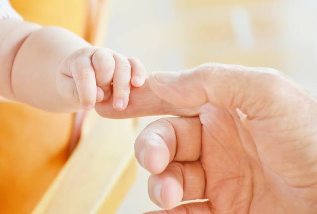Ilustrasi bayi yang menggenggam jari orangtuanya. Foto: Kumparan.