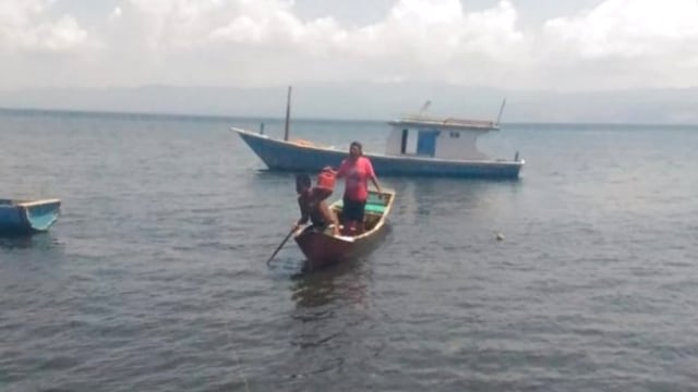 Petugas mengamankan oknum nelayan yang diduga melakukan pengeboman ikan di Pelabuhan Rakyat Desa Waiwuring, Provinsi Nusa Tenggara Timur. Foto: Dok. Posmat TNI-AL Flores Timur