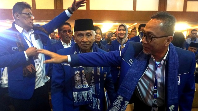Ketua Umum PAN Zulkifli Hasan (kanan) dan Ketua Dewan Kehormatan PAN Amien Rais saat Rapat Kerja Nasional PAN Tahun 2019 di Millennium Hotel, Jakarta Pusat.
 Foto: Irfan Adi Saputra/kumparan