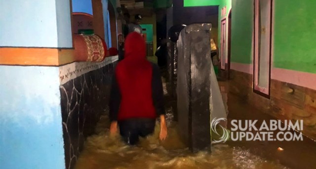 25 rumah terendam banjir di Kampung RT 25/10 Bojonggenteng, Kabupaten Sukabumi akibat Sungai Cimangala terbendung material longsor. | Sumber Foto:Istimewa