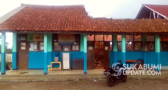 Atap kelas III SDN Cikaramat, Desa Cihaur, Kecamatan Simpenan, Kabupaten Sukabumi tiba-tiba saja ambruk pada Kamis (5/12/2019) sekitar pukul 10.15 WIB. | Sumber Foto:Nandi
