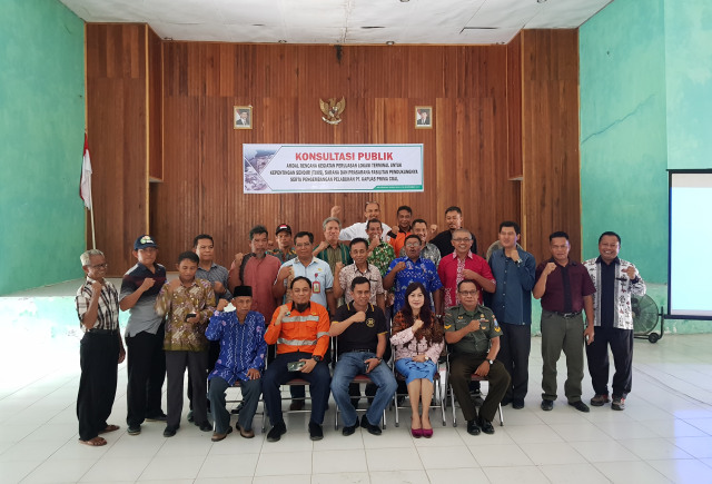 Konsultasi publik PT KPC bersama instansi terkait dan masyarakat Kelurahan Kumai Hulu di Aula Kantor Kecamatan Kumai. (Foto: Joko Hardyono)