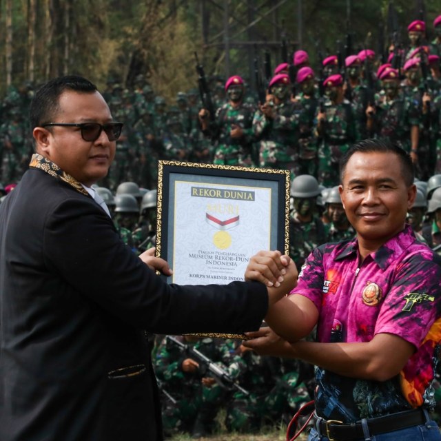 Komandan Korps Marinir (Dankormar) Mayjen TNI (Mar) Suhartono (kanan) menerima piagam penghargaan Museum Rekor-Dunia Indonesia (MURI). Foto: ANTARA FOTO/Didik Suhartono