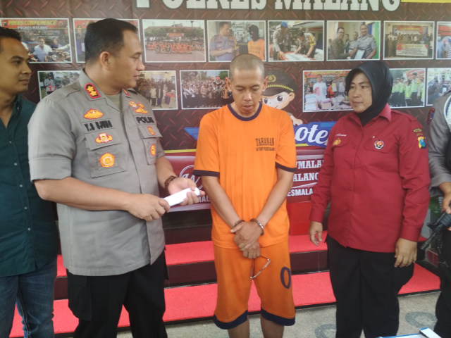 Choirul Huda (tengah), pelaku kasus pencabulan terhadap belasan siswa SMP di Kepanjen, Kabupaten Malang. (Foto: Khusnul Hasana/Tugumalang.id)