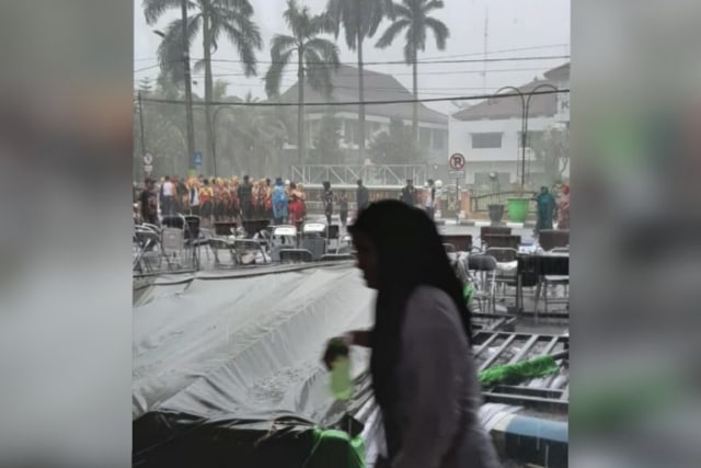 Tenda Pawai Ambruk Diterjang Angin Kencang, Karnaval Tetap Lanjut
