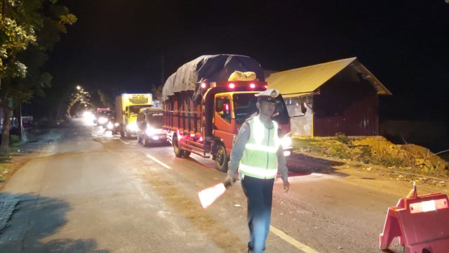 Kemacetan panjang terjadi di Jalan Raya Jungkarang Kecamatan Jrengik Kabupaten Sampang akibat perbaikan jembatan jalan nasional, Sabtu (7/12/2019) sore. (Ryan/MM).