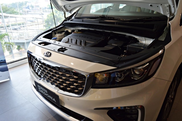 Tampilan kap mesin dan grille depan New Grand Sedona. Foto: Bagas Putra Riyadhana