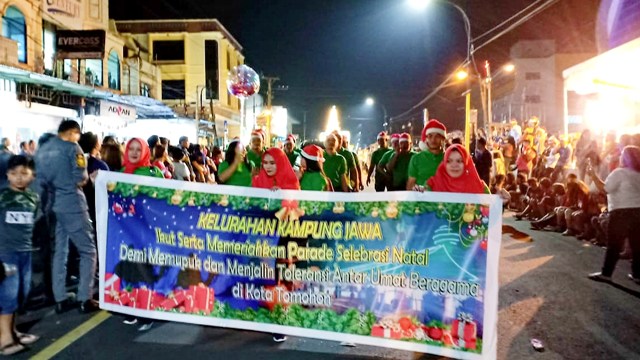 Umat muslim dari Kelurahan Kampung Jawa, Kota Tomohon ikut dalam Parade Selebrasi Natal yang digelar di Kota Tomohon, Sabtu (7/12) malam tadi 