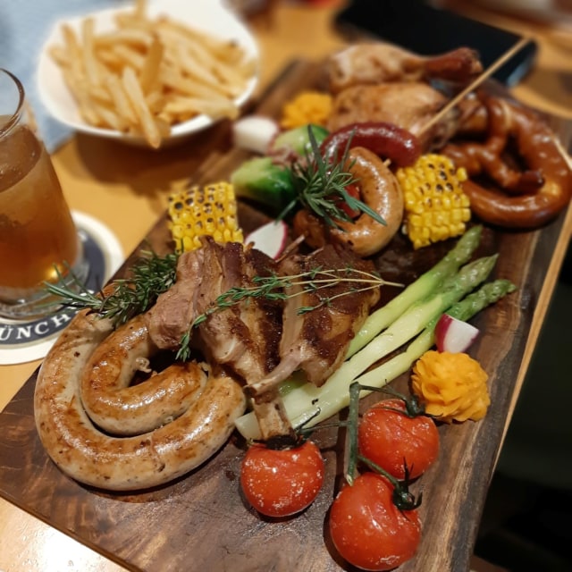 Christmas platter ala Paulaner Brauhaus Foto: Azalia Amadea/Kumparan