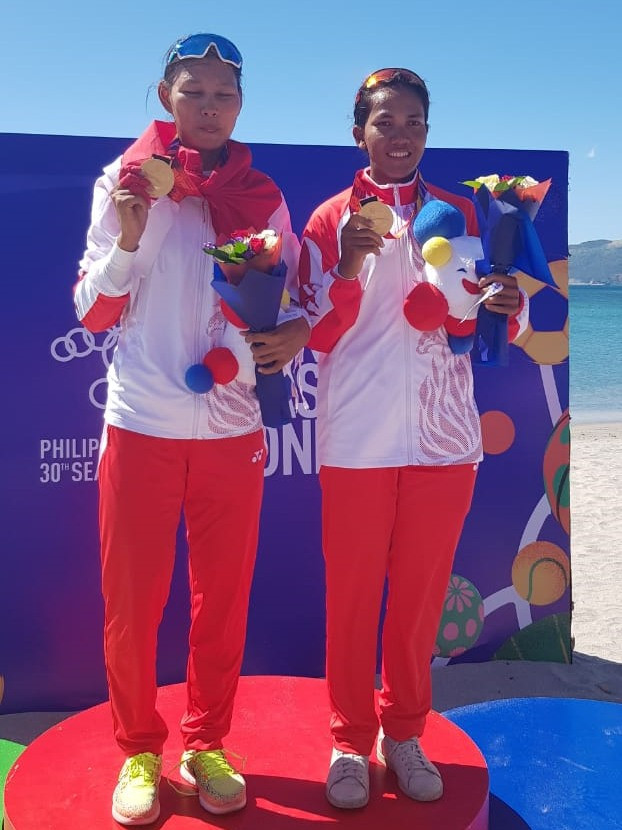 Atlet Dayung Indonesia meraih medali emas di SEA Games 2019 Filipina. Foto: Dok. NOC Indonesia