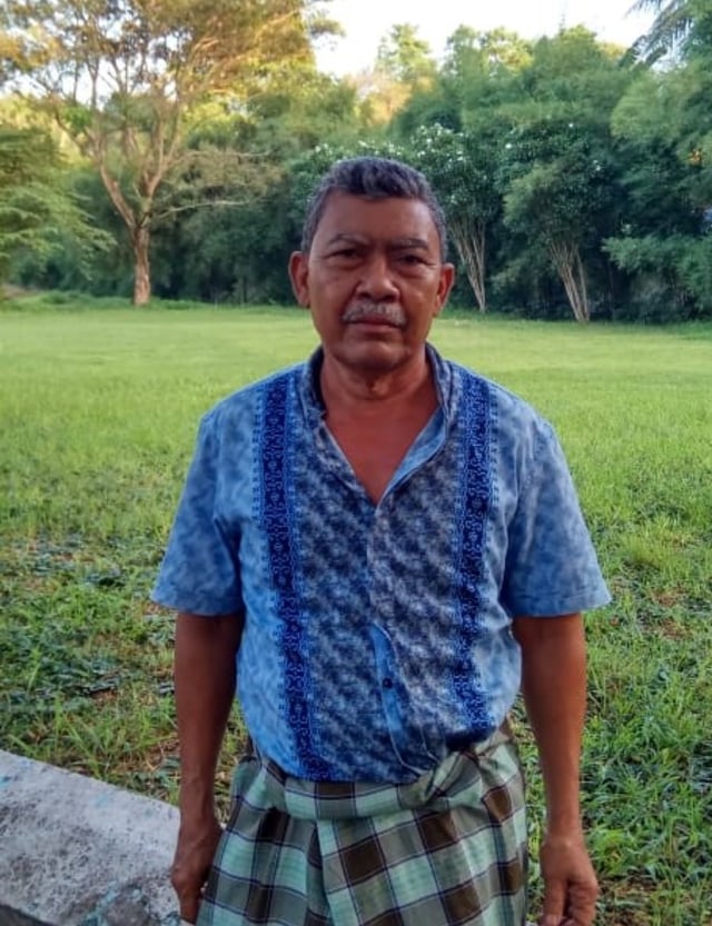 Muhammad Kasim saat ditemui di Kuburan Massal Korban Tsunami di Siron, Rabu (4/12). Foto: Habil Razali/acehkini