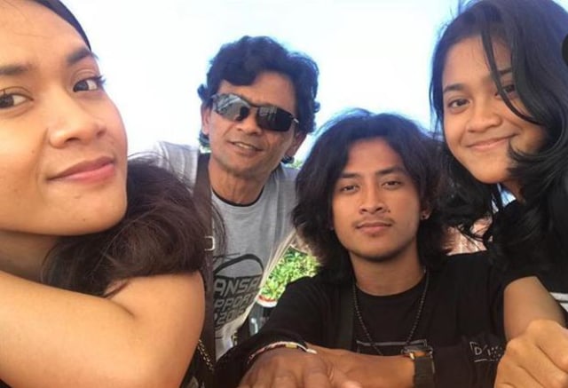 I Wayan Juana Adi Saputra (berkacamata hitam-red)  bersama anaknya (KR14)