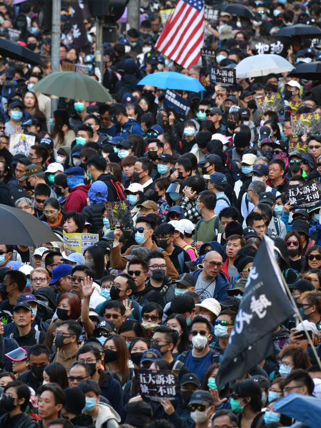 Para pemrotes menghadiri pawai Hari Hak Asasi Manusia, yang diselenggarakan oleh Front Hak Asasi Manusia Sipil, di Hong Kong, Cina, Minggu (8/12). Foto: ANTHONY WALLACE / AFP