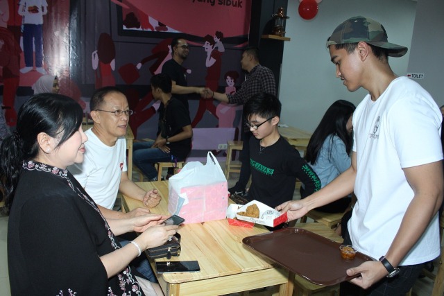 Pembukaan gerai Yang Ayam pertama Foto: Dok. Yang Ayam