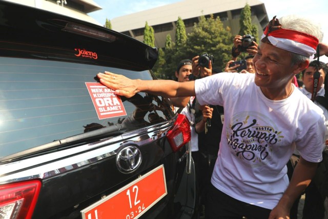 Gubernur Jawa Tengah Ganjar Pranowo Tempeli Mobil Dinas dengan Stiker "Nek Aku Korupsi Ora Slamet". Foto: Dok. Pemprov Jawa Tengah