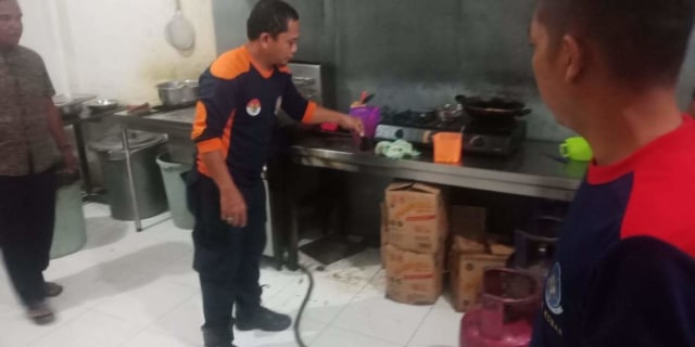 Personel Damkar Kobar memastikan api selang sambungan gas LPG benar-bnaer padam. (Foto: Damkar Kobar)