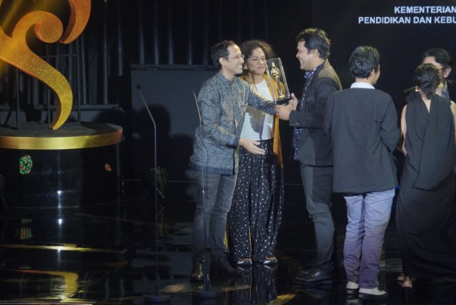 Menteri pendidikan Nadiem Makarim dan Mira Lesmana saat memberikan selamat ke para pemain dan sutradara film "Kucumbu Tubuh Indah Ku" FFI 2019, Minggu (8/12). Foto: Helmi Afandi Abdullah/kumparan
