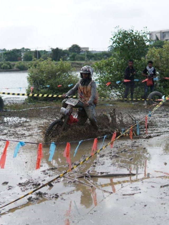 Balapan lumpur pecinta motor klasik. Foto: Ahmad Ariska/acehkini