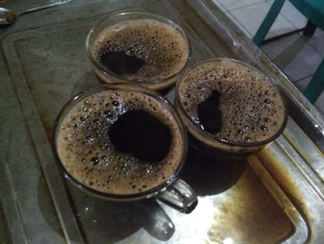 Warung Kopi Pelabuhan atau yang dikenal Kopi Koh Abun, menyajikan rasa dan racikan yang tidak lekang oleh zaman. Secangkir kopi hitam dibanderol Rp 15 ribu saja. | Photo by Karja/Monika