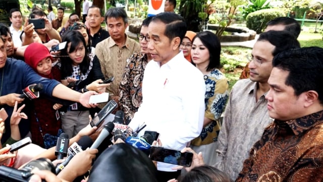 Presiden Joko Widodo didampingi Menteri BUMN Erick Thohir dan Mendikbud Nadiem Makarim, meninjau fasilitas SMKN 75 Jakarta, Jakarta Selatan, Senin (9/12). Foto: Jamal Ramadhan/kumparan